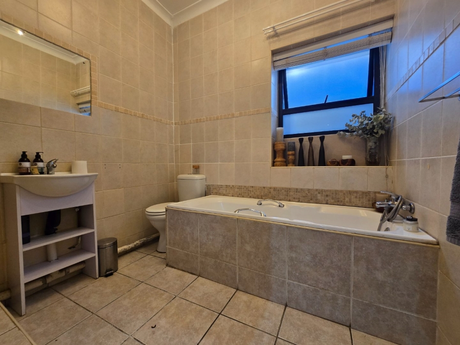 6 Bedroom Property for Sale in Waverley Free State